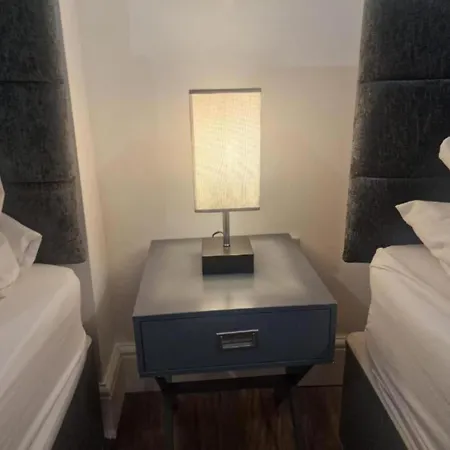 Suite, 3 Single Beds Apartment Bristol